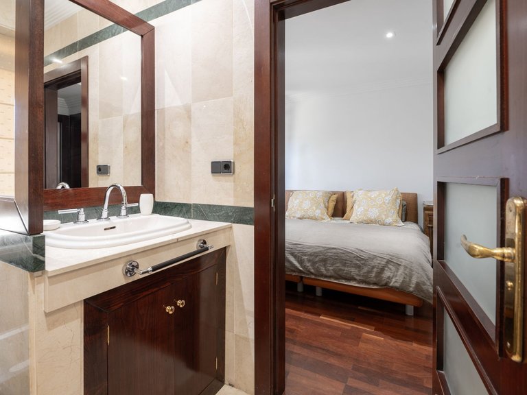 Apartamento en planta baja en Puerto Banús 11