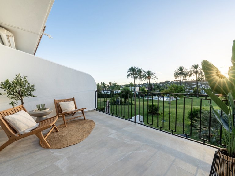 Refurbished 4-bedroom townhouse 2