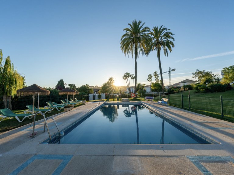 Refurbished 4-bedroom townhouse 6