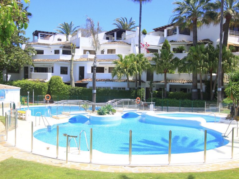 Elegant 3-Bedroom Ground Floor Apartment in Prime Beachfront Community – Golden Beach, Elviria 8