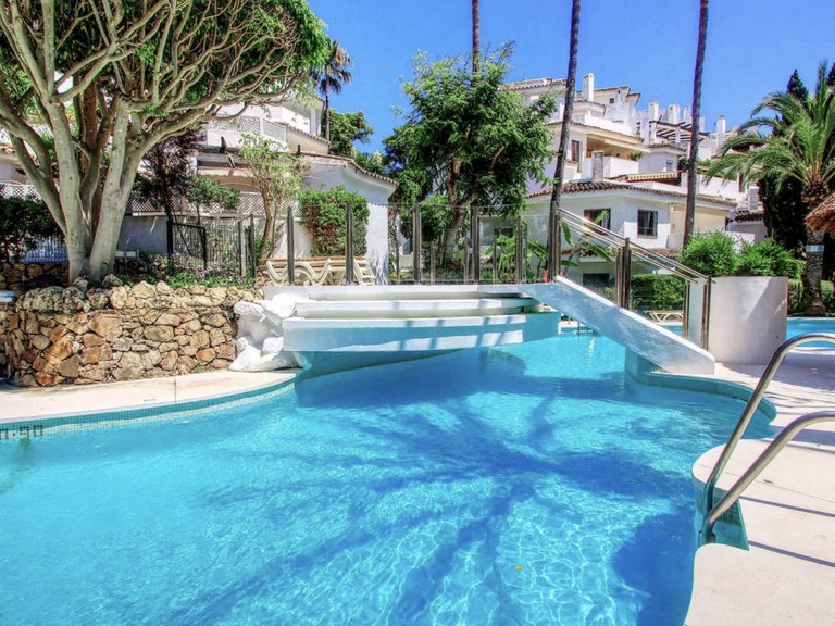 Elegant 3-Bedroom Ground Floor Apartment in Prime Beachfront Community – Golden Beach, Elviria 1
