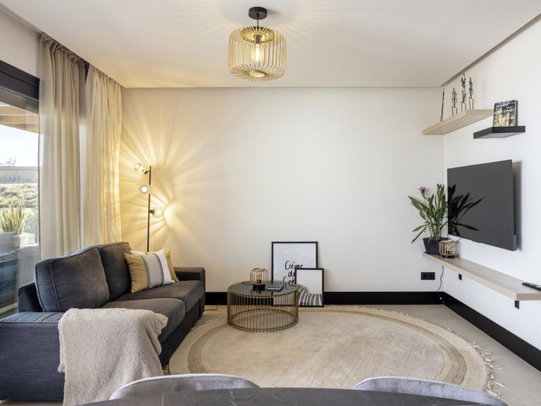 Elegant 2-Bedroom Apartment with Breathtaking Panoramic Views in Marbella 4