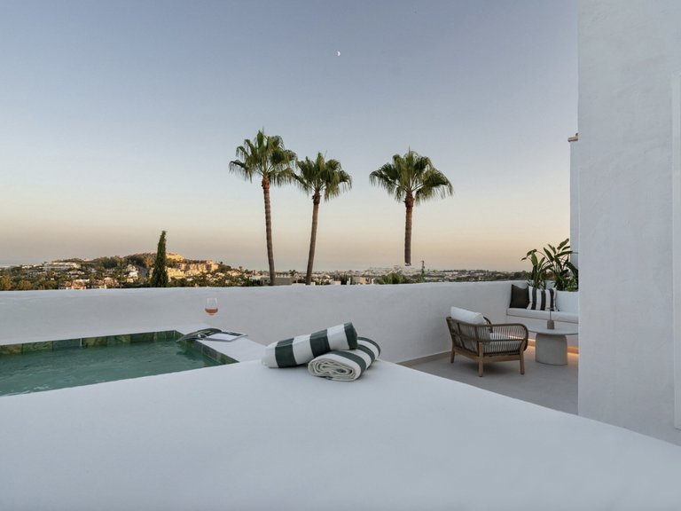 Prestigious corner duplex with panoramic sea views 1