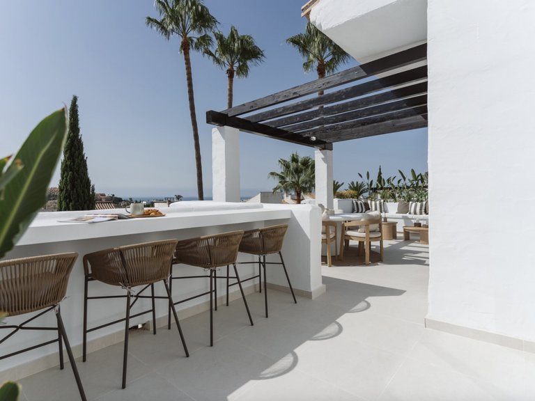 Prestigious corner duplex with panoramic sea views 2