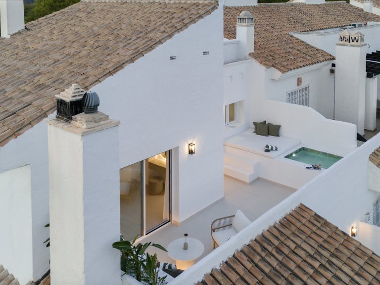 Prestigious corner duplex with panoramic sea views 7