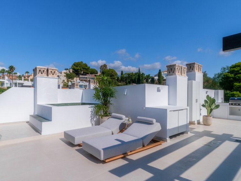 Elegante ático de dos plantas con piscina privada y vistas panorámicas – La Quinta, Benahavís 30