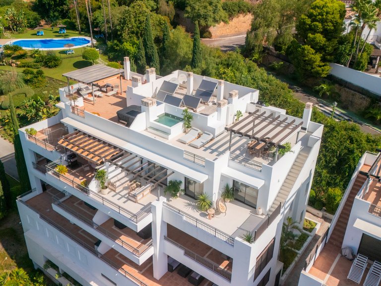 Elegante ático de dos plantas con piscina privada y vistas panorámicas – La Quinta, Benahavís 36