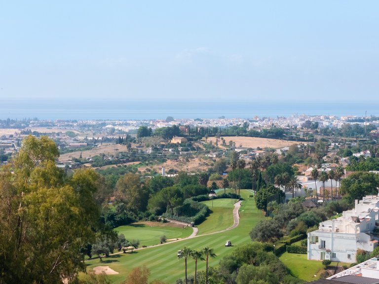 Elegante ático de dos plantas con piscina privada y vistas panorámicas – La Quinta, Benahavís 39