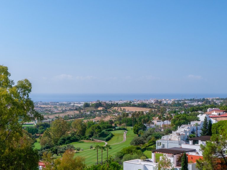 Elegante ático de dos plantas con piscina privada y vistas panorámicas – La Quinta, Benahavís 32