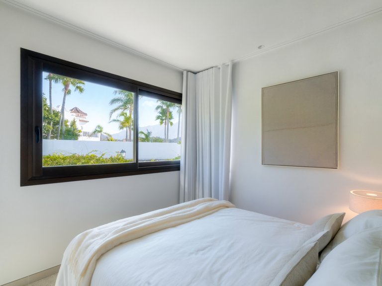 Elegante ático de dos plantas con piscina privada y vistas panorámicas – La Quinta, Benahavís 4