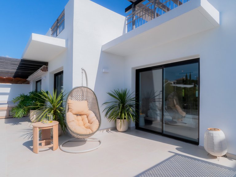 Elegante ático de dos plantas con piscina privada y vistas panorámicas – La Quinta, Benahavís 27