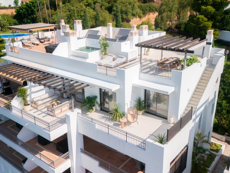 Elegante ático de dos plantas con piscina privada y vistas panorámicas – La Quinta, Benahavís 2
