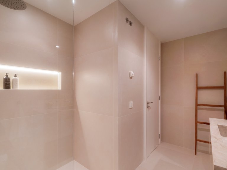 Elegante ático de dos plantas con piscina privada y vistas panorámicas – La Quinta, Benahavís 9