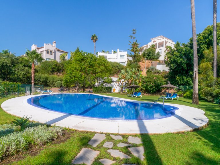 Elegante ático de dos plantas con piscina privada y vistas panorámicas – La Quinta, Benahavís 33
