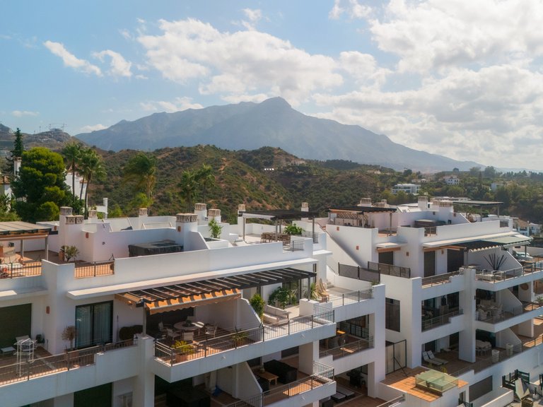 Elegante ático de dos plantas con piscina privada y vistas panorámicas – La Quinta, Benahavís 37