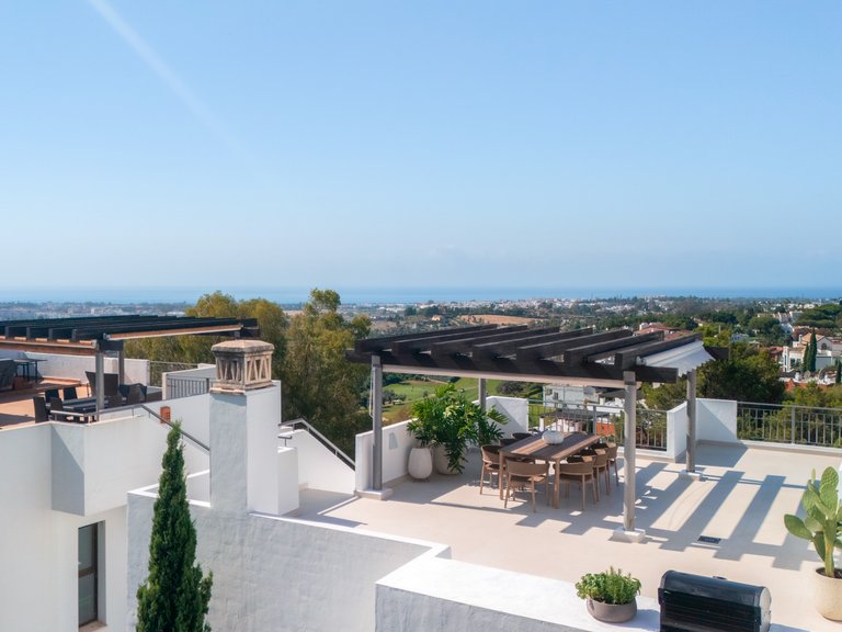 Elegante ático de dos plantas con piscina privada y vistas panorámicas – La Quinta, Benahavís 38
