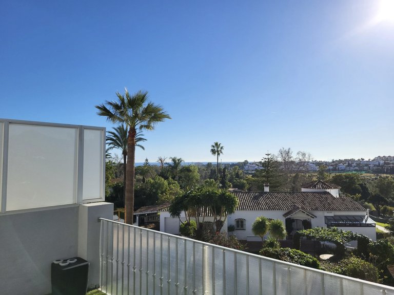Elegante Adosado con Vistas al Mar en la Prestigiosa Zona de Guadalmina Alta 2
