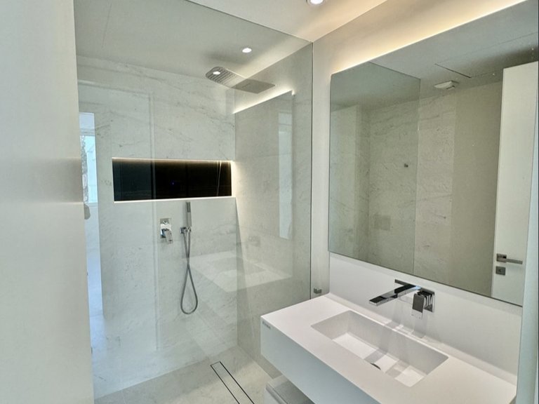 Elegancia Contemporánea con Vistas Panorámicas en Palo Alto, Marbella 7