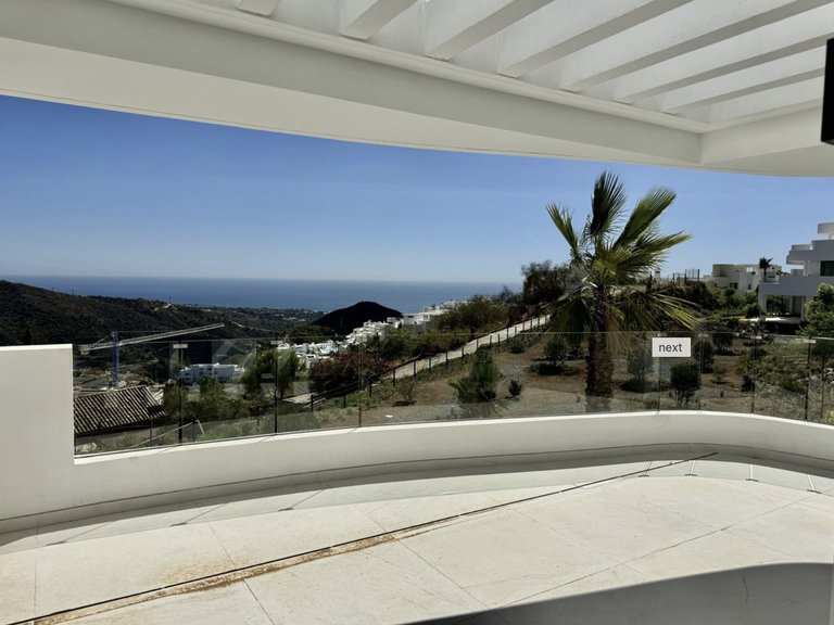 Elegancia Contemporánea con Vistas Panorámicas en Palo Alto, Marbella 4