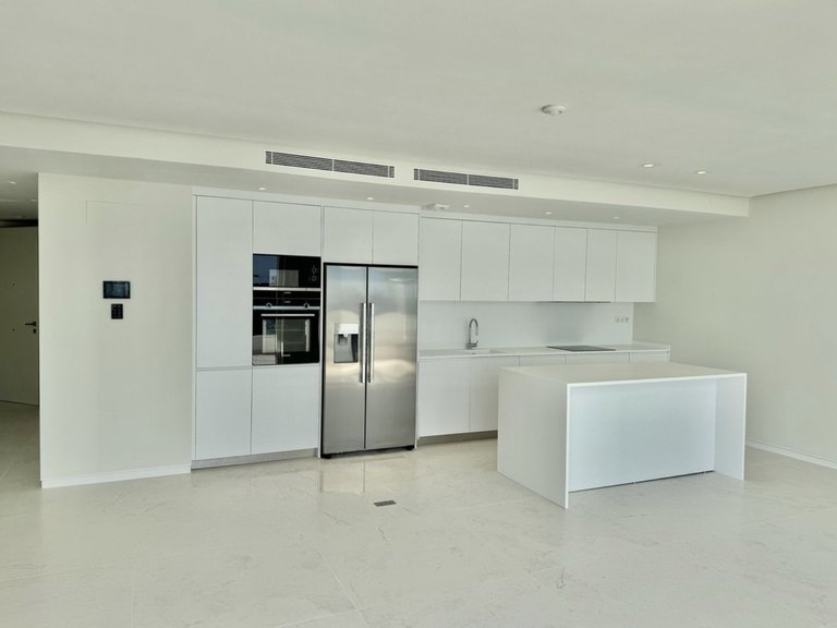 Elegancia Contemporánea con Vistas Panorámicas en Palo Alto, Marbella 5