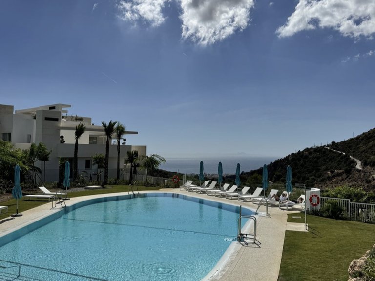 Elegancia Contemporánea con Vistas Panorámicas en Palo Alto, Marbella 3