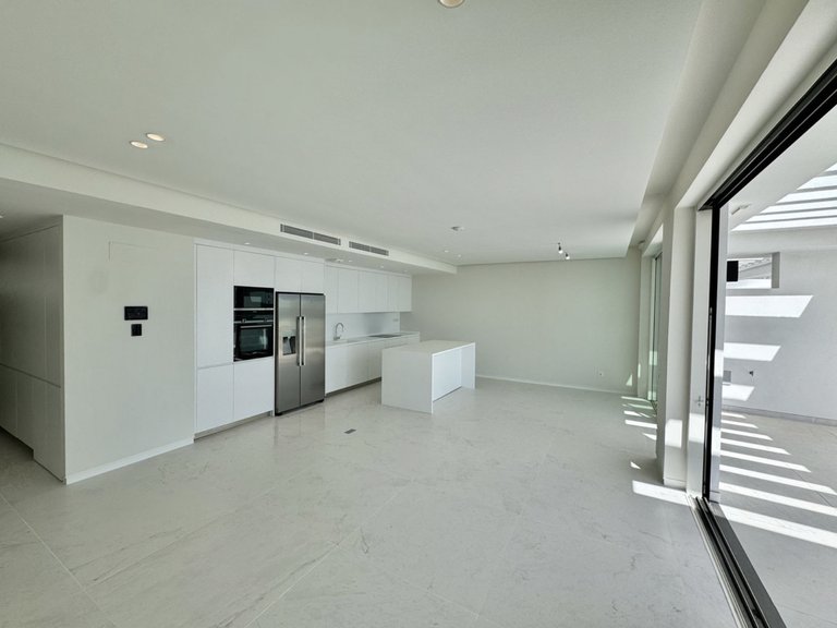 Elegancia Contemporánea con Vistas Panorámicas en Palo Alto, Marbella 2