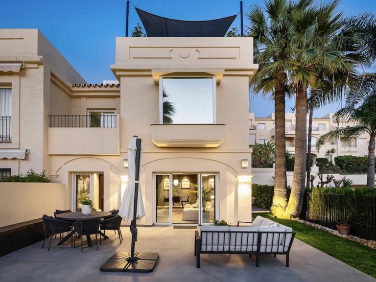 Estilo y Vistas Panorámicas en Esta Vivienda Renovada en la Exclusiva Zona de La Quinta 1