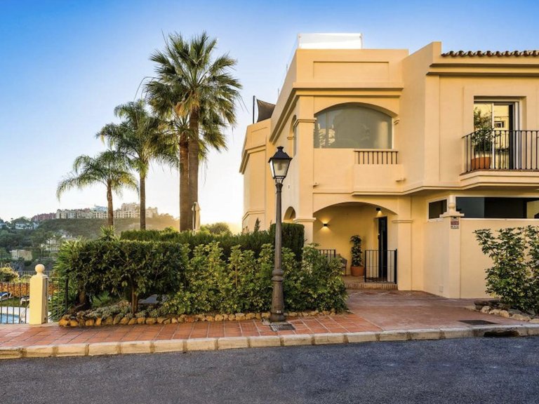 Estilo y Vistas Panorámicas en Esta Vivienda Renovada en la Exclusiva Zona de La Quinta 2