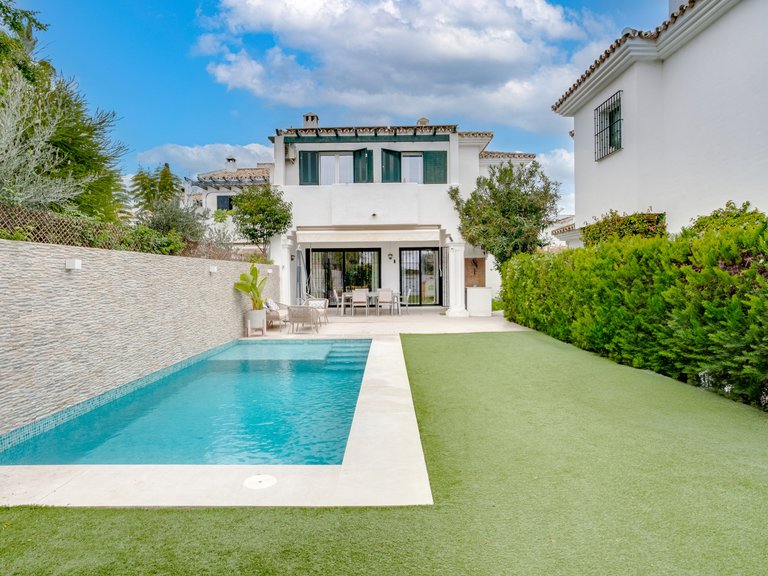 CASA ADOSADA DE 3 HABITACIONES Y 3 BAÑOS EN VENTA EN SAN PEDRO 2