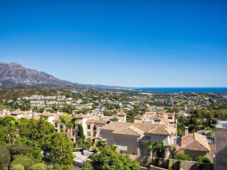 Middle Floor Apartment in Benahavís 2