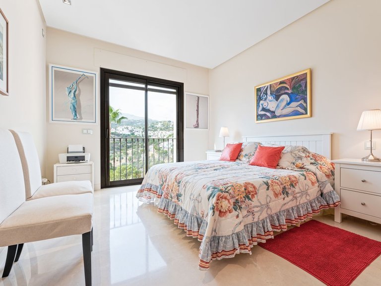 Middle Floor Apartment in Benahavís 16