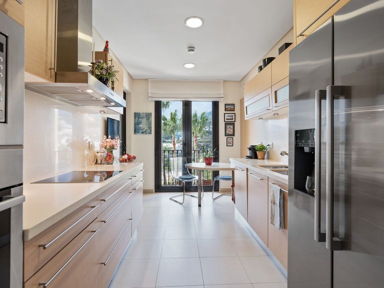 Middle Floor Apartment in Benahavís 10