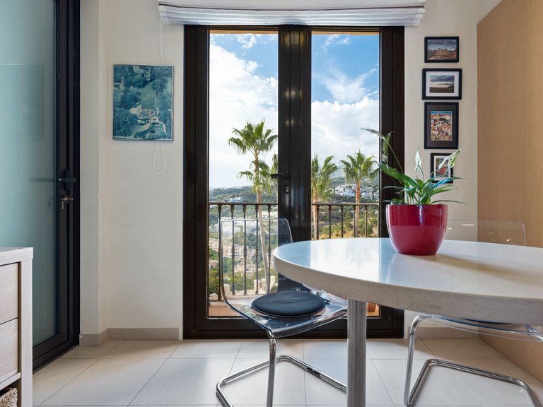 Middle Floor Apartment in Benahavís 11