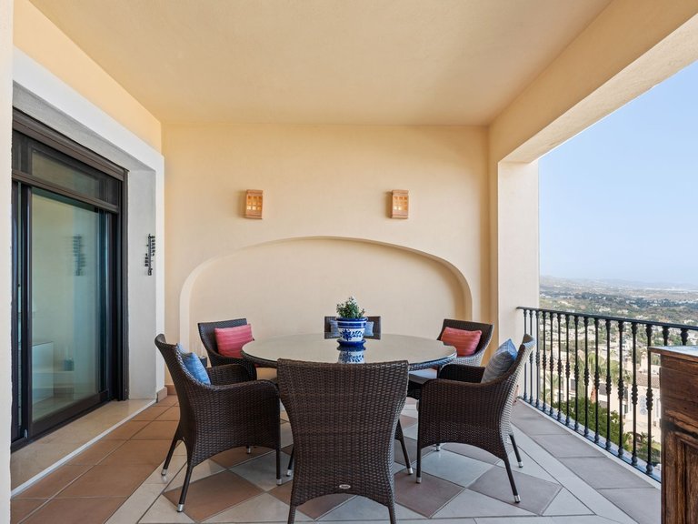 Middle Floor Apartment in Benahavís 24