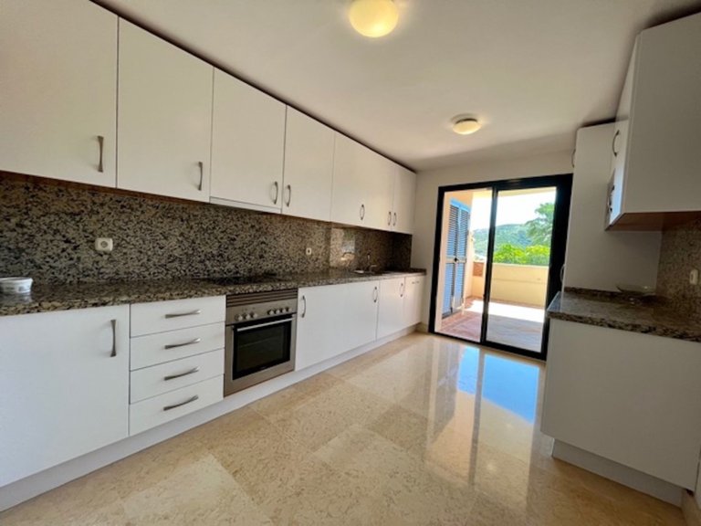 Middle Floor Apartment in Benahavís 6