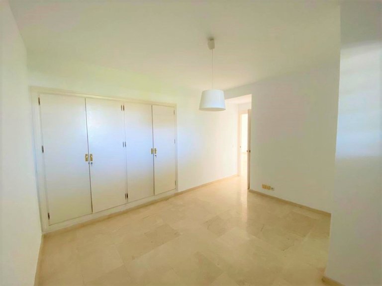 Middle Floor Apartment in Guadalmina Alta 17