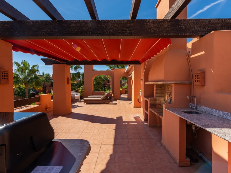 Oklanderligt underhållen, centralt belägen takvåning i söderläge med tre sovrum duplex med vidsträckta terrasser i Alzambra, Puerto Banús. 3