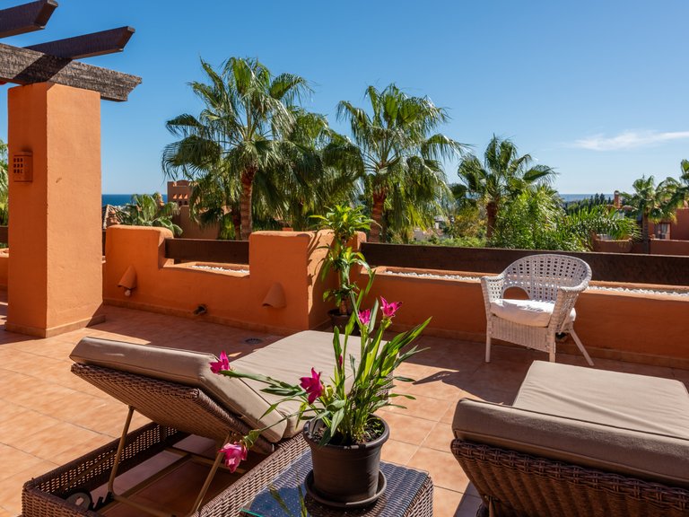 Oklanderligt underhållen, centralt belägen takvåning i söderläge med tre sovrum duplex med vidsträckta terrasser i Alzambra, Puerto Banús. 4