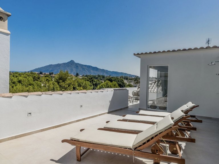 Takvåning med 8 sovrum - Nueva Andalucia 1