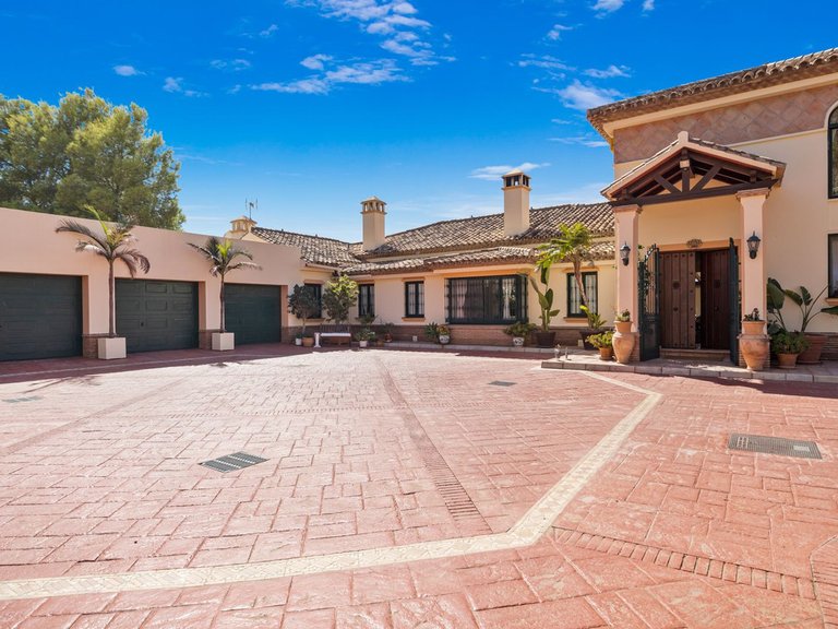 Villa for Sale in Benahavis Malaga 30