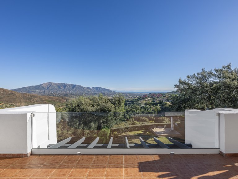 Apartment for Sale in Marbella Este, Malaga 25