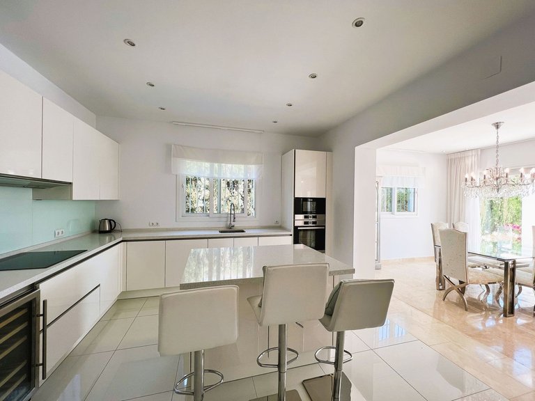 Villa for Sale in Marbella, Malaga 11