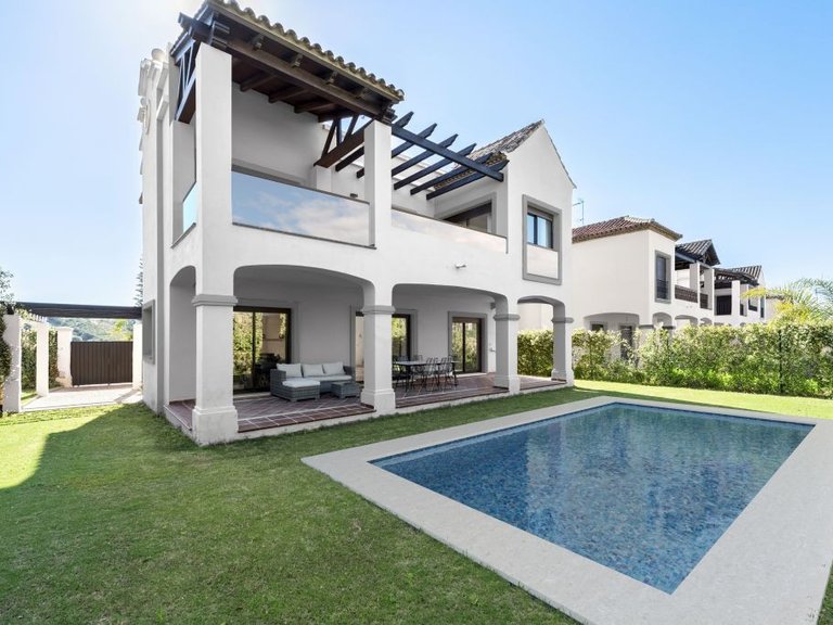 Villa for Sale in Azata Golf, Estepona, Malaga 1