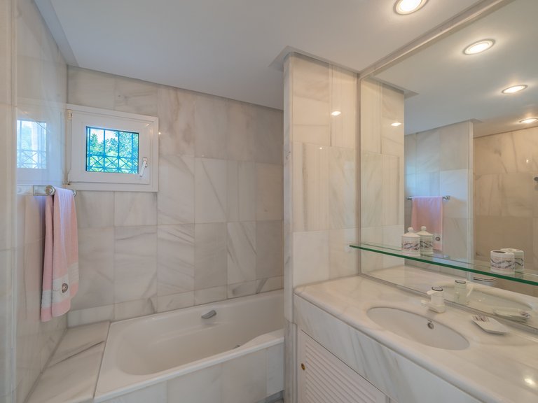 Apartment for Sale in Marbella Golden Mile, Marbella, Malaga 14