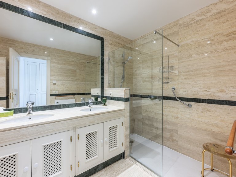 Apartment for Sale in Marbella Golden Mile, Marbella, Malaga 26