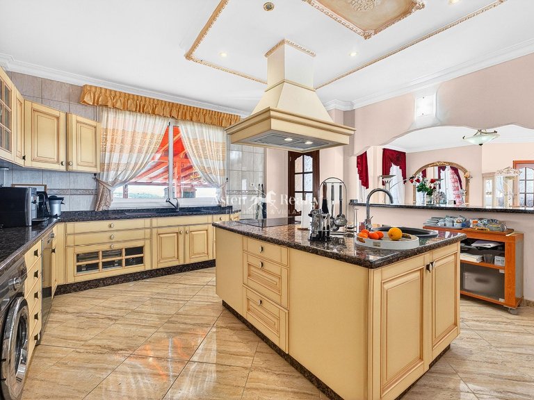 Villa for Sale in Playa Paraíso, Tenerife 9