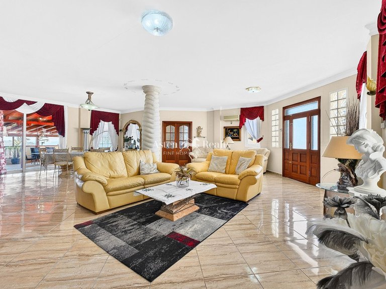 Villa for Sale in Playa Paraíso, Tenerife 5