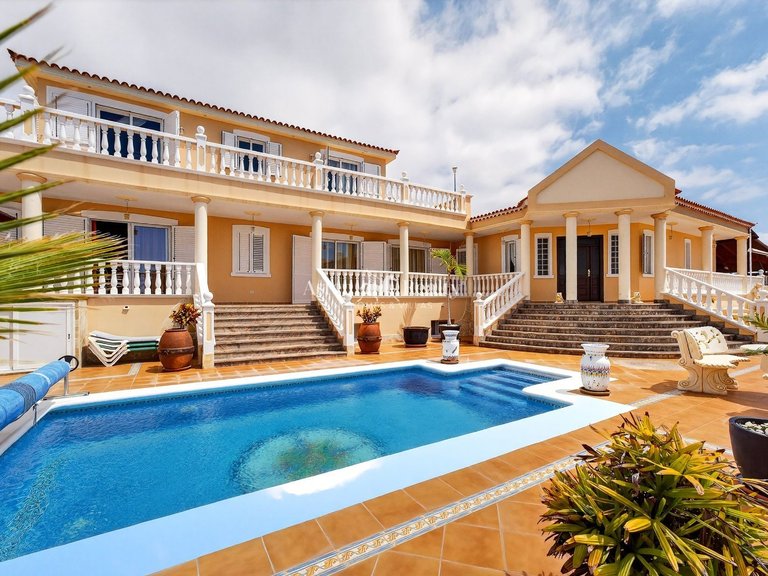 Villa for Sale in Playa Paraíso, Tenerife 2