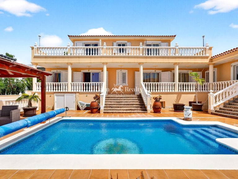Villa for Sale in Playa Paraíso, Tenerife 1