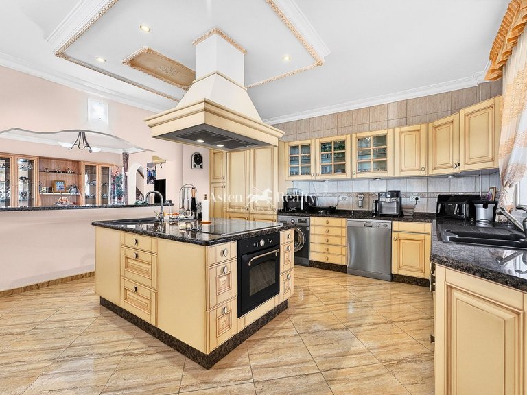 Villa for Sale in Playa Paraíso, Tenerife 8